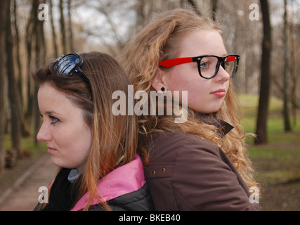 Scena emotiva con due ragazze adolescenti Foto Stock