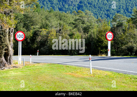 Limite di velocità di 100 km all'ora su Nuova Zelanda country road. Foto Stock