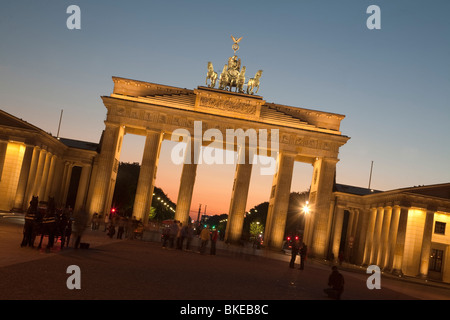 La porta di Brandeburgo con Quadriga sulla parte superiore di a Berlino al tramonto Foto Stock