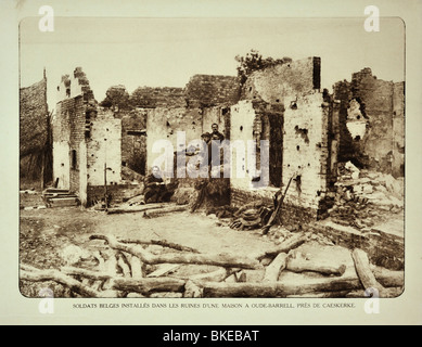 La prima guerra mondiale i soldati che occupano casa in rovina dopo il bombardamento a Kaaskerke in Fiandra occidentale durante la Prima Guerra Mondiale uno, Belgio Foto Stock
