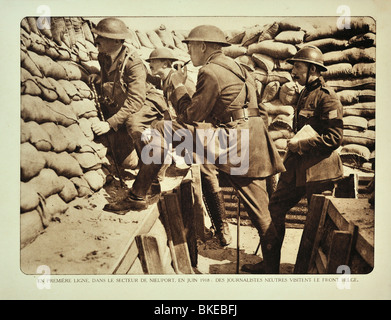 Ufficiali britannici e i giornalisti in trincea guardando il campo di battaglia a Nieuport in Fiandra occidentale durante la Prima Guerra Mondiale, Belgio Foto Stock