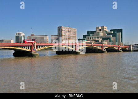 MI6 Edificio e Vauxhall Bridge, Vauxhall Cross, London, Regno Unito Foto Stock