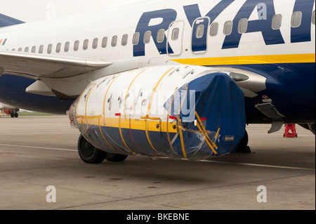 Aereo Ryanair con il motore coperto fino in plastica per proteggere dalle ceneri vulcaniche Foto Stock