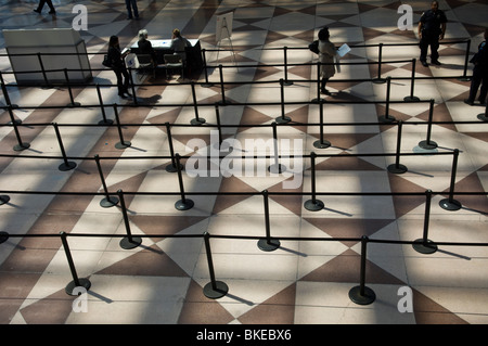 Le persone in cerca di lavoro frequentare il CUNY Big Apple fiera del lavoro presso il Jacob Javits Convention Center di New York Foto Stock