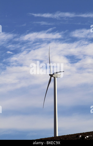 Il mulino a vento elettrico generatore eolico blue sky ore diurne Foto Stock