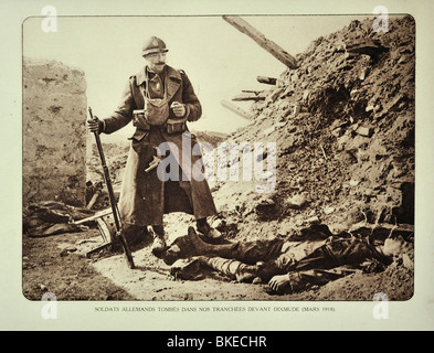 Belga soldato guardando morti soldato tedesco ucciso in azione in trincea a Diksmuide nelle Fiandre, la prima guerra mondiale uno, Belgio Foto Stock