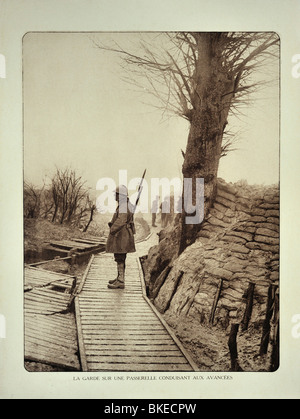 Sentry con attacco a baionetta fisso sul fucile custodendo il lungomare che conduce a frontline in Fiandra occidentale durante la Prima Guerra Mondiale uno, Belgio Foto Stock