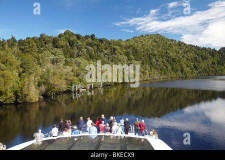 Tour in barca sul fiume Gordon presso Heritage atterraggio, Franklin-Gordon Wild Rivers National Park, la Tasmania, Australia Foto Stock