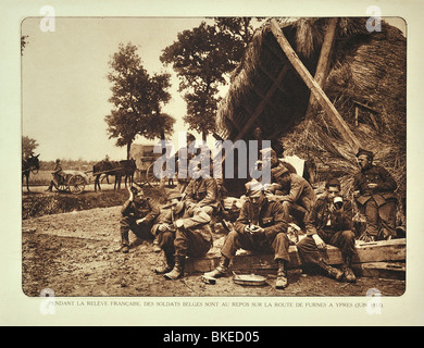 La prima guerra mondiale i soldati a riposo in modo da Furnes / Veurne a Ypres / Ieper, Fiandre Occidentali durante la Prima Guerra Mondiale uno, Belgio Foto Stock