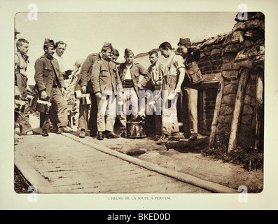 Belga di WW1 soldati di mangiare la minestra nel campo cucina in trincea a Pervijze, Fiandre Occidentali durante la Prima Guerra Mondiale uno, Belgio Foto Stock