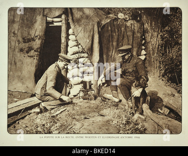 WW1 soldati per la cottura di alimenti in cucina di campo al di fuori del riparo a Woesten, Fiandre Occidentali durante la Prima Guerra Mondiale uno, Belgio Foto Stock