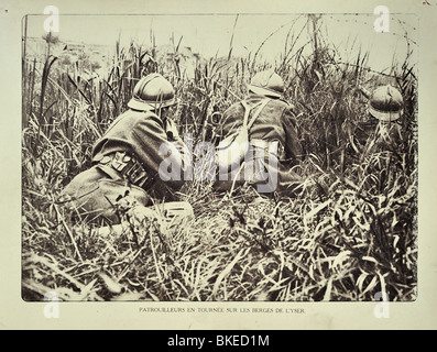 Belga di soldati della prima guerra mondiale sulla pattuglia di ricognizione lungo il fiume Yser / IJzer in Fiandra occidentale durante la Prima Guerra Mondiale uno, Belgio Foto Stock