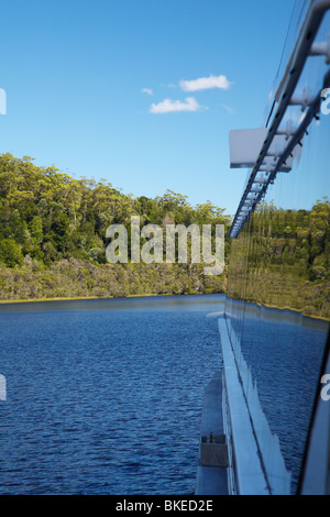 La riflessione nella finestra di Gordon ed una Crociera sul Fiume in Barca, Gordon River, Franklin-Gordon Wild Rivers National Park, la Tasmania, Australia Foto Stock