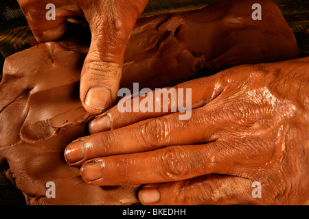 Artigianato Ceramiche potter artigiano mani lavorando argilla rossa Foto Stock