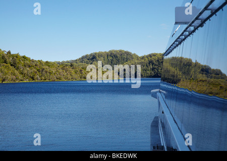 La riflessione nella finestra di Gordon ed una Crociera sul Fiume in Barca, Gordon River, Franklin-Gordon Wild Rivers National Park, la Tasmania, Australia Foto Stock