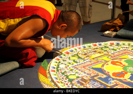 Monaco tibetano lavorando sulla sabbia mandala Foto Stock