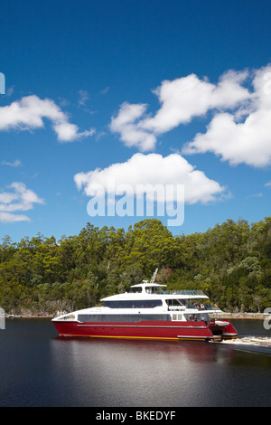 Battello da crociera, Gordon River, Franklin-Gordon Wild Rivers National Park, Tasmanian Wilderness Area del Patrimonio Mondiale, Tasmania Foto Stock