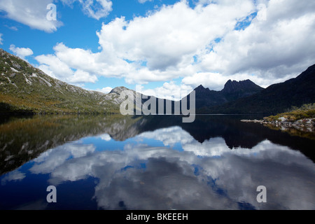 Cradle Mountain riflessa nel lago di colomba, culla della Montagna - Lago St Clair National Park, Western Tasmania, Australia Foto Stock