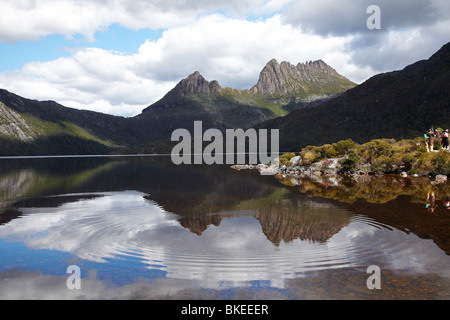 Cradle Mountain riflessa nel lago di colomba, culla della Montagna - Lago St Clair National Park, Western Tasmania, Australia Foto Stock