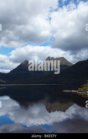 Cradle Mountain riflessa nel lago di colomba, culla della Montagna - Lago St Clair National Park, Western Tasmania, Australia Foto Stock