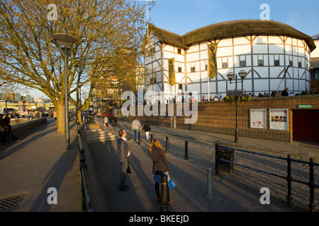 Il Globe Theatre. Sulle rive del fiume Tamigi, Londra, Inghilterra, Regno Unito. Foto Stock