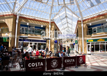 Il Market Place Shopping Center, Burgess Hill, West Sussex, in Inghilterra, Regno Unito Foto Stock