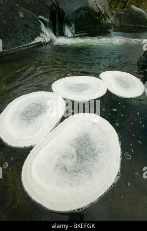 Un parzialmente congelati nel fiume Easedale vicino a Grasmere nel Distretto del Lago Foto Stock