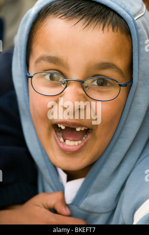 Un ragazzo asiatico in Brierfield in Lancashire Regno Unito Foto Stock