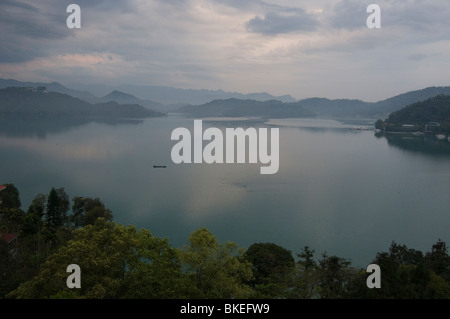 Alba sul Sole Luna lago dall'Hotel Fleur de Chine, Taiwan Foto Stock