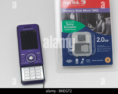 Sony Ericsson S500i cellulare e Memory Stick™ Foto Stock