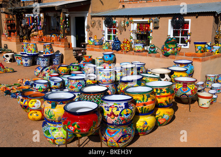 La piccola città di Tubac, Arizona, è noto per i suoi negozi eclettici, gallerie d'arte e ceramiche colorate visualizza. Foto Stock