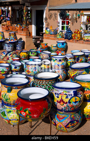 La piccola città di Tubac, Arizona, è noto per i suoi negozi eclettici, gallerie d'arte e ceramiche colorate visualizza. Foto Stock