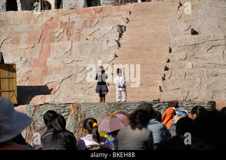 Gli artisti e il pubblico a Kunming il Regno dei nani theme park (Cina) Foto Stock