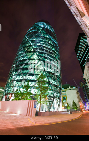 La Swiss Re Tower di notte a Londra REGNO UNITO Foto Stock