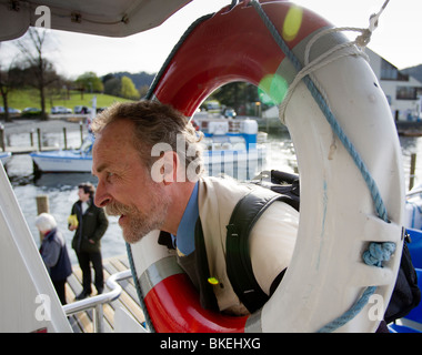 BBC Radio Cumbria Martin Lewes intervistando a bordo di Windermere Laghi Crociere barca Foto Stock