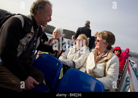 BBC Radio Cumbria Martin Lewes intervistando il microfono mic reporter di radio locali Foto Stock