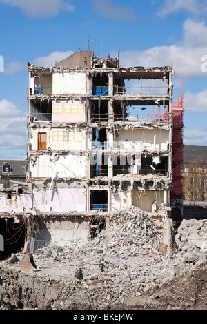 Demolizione degli anni sessanta concrete del Consiglio office block in Paisley, Scozia. Foto Stock