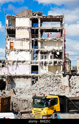 Demolizione degli anni sessanta concrete del Consiglio office block in Paisley Town Center, Scozia. Foto Stock