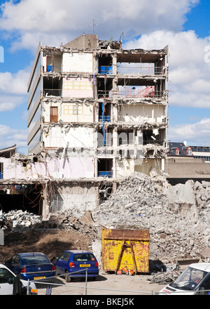 Demolizione degli anni sessanta concrete del Consiglio office block in Paisley Town Center, Scozia. Foto Stock