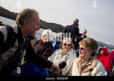 BBC Radio Cumbria Martin Lewes intervistando il microfono mic reporter di radio locali Foto Stock