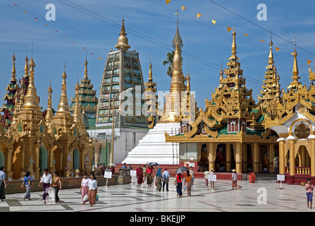 Templi buddisti a Shwedagon Paya. Yangon. Myanmar Foto Stock