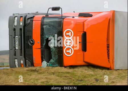 Autocarri soffiata oltre di 100 mph venti sull'autostrada M6 nei pressi di Shap, Cumbria, Regno Unito. Foto Stock