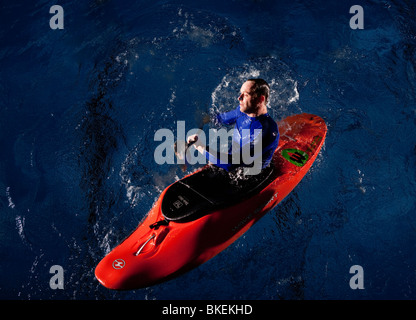 Freestyle Whitewater Kayaker affiorante dopo Eskimo Roll, Ulm, Baden-Wuerttemberg, Germania Foto Stock