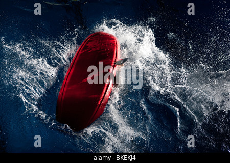 Freestyle Whitewater Kayaker in rosso kayak ribaltati, Ulm, Baden-Wuerttemberg, Germania Foto Stock