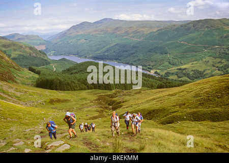 Un Rampicate Scalata del Club Ben Un nel Trossachs. Loch Achray è in background. Foto Stock