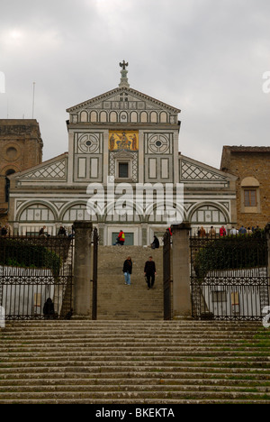 La Basilica di San Miniato al Monte è una delle più belle e meno viziati chiese romaniche in Italia. Essa fu costruita ... Foto Stock