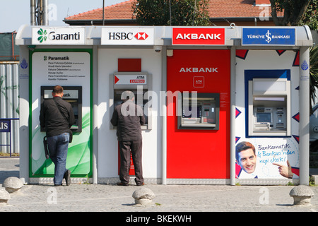 Banca bancomat (Automatic Teller Machine) & popolo turco in Piazza Sultanahmet. Istanbul, Turchia, aprile 2010 Foto Stock