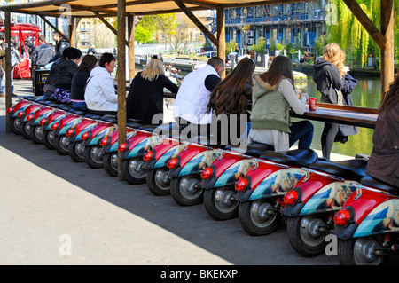 Camden Lock area banca Canale di Beagle cafe tabelle realizzato al di fuori di scooter estremità posteriore Foto Stock