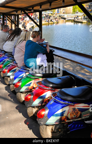 Camden Lock area banca Canale di Beagle cafe tabelle realizzato al di fuori di scooter estremità posteriore Foto Stock