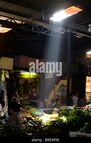 Il mercato russo, Phnom Penh Cambogia Dicembre 2009 Foto Stock